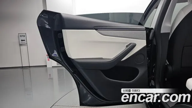 Tesla Model Y — Фото автомобиля 13