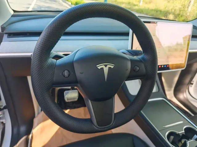 Tesla Model Y — Фото автомобиля 13