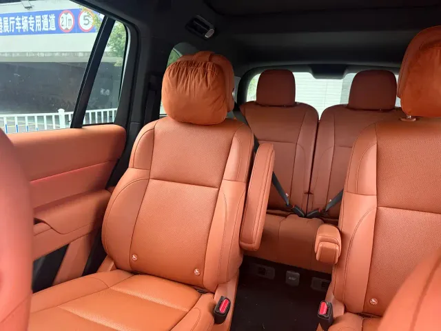 Li Auto L8 — Фото автомобиля 11