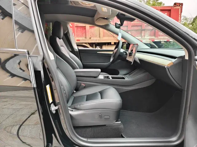 Tesla Model Y — Фото автомобиля 13