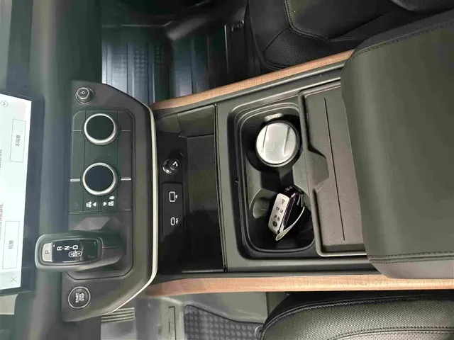 Land Rover Defender — Фото автомобиля 9