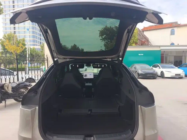 Tesla Model Y L — Фото автомобиля 18