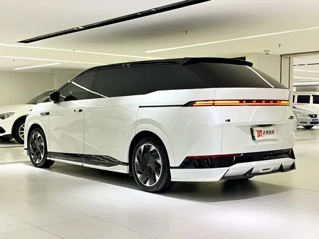 Xpeng X9 — Фото автомобиля 4
