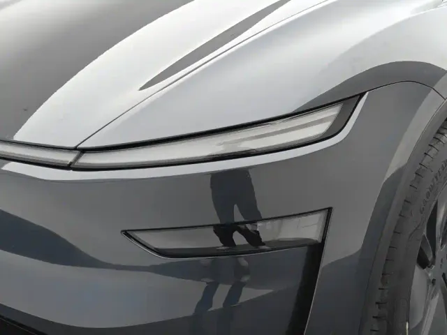 Tesla Model Y — Фото автомобиля 16