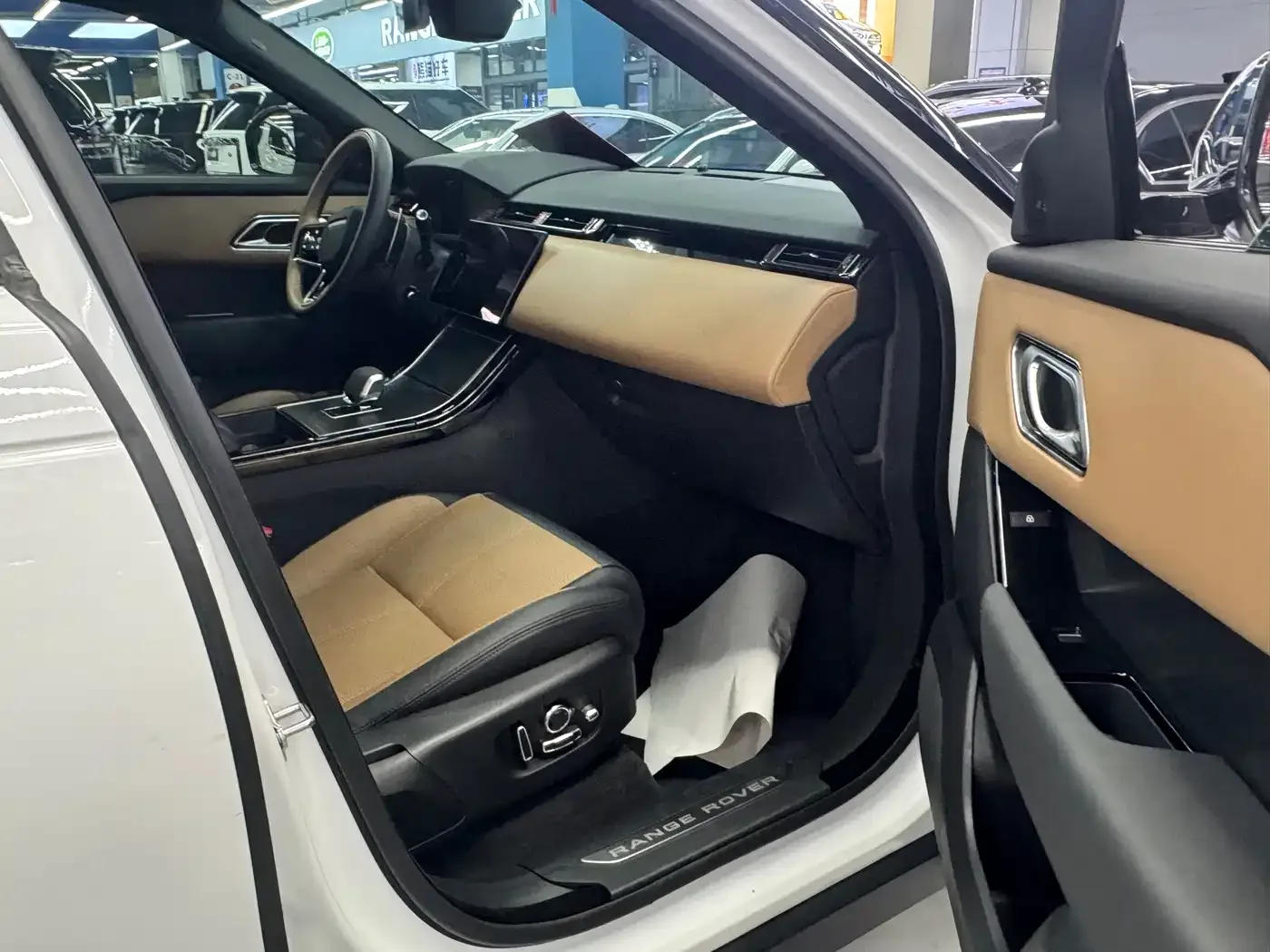 Land Rover Range Rover Velar 2024 Dynamic HSE — Фото автомобиля 10