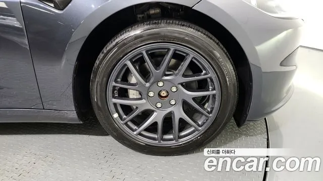 Tesla Model 3 — Фото автомобиля 5