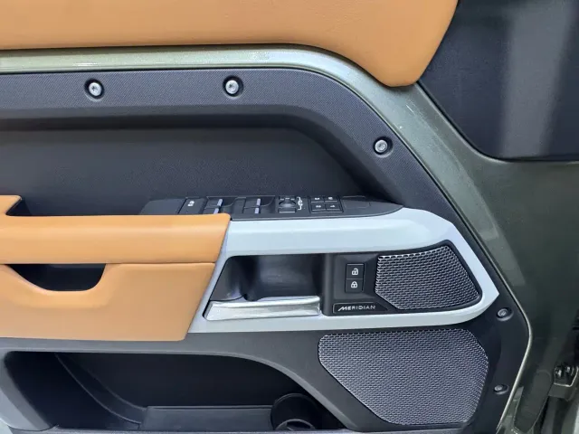 Land Rover Defender — Фото автомобиля 12