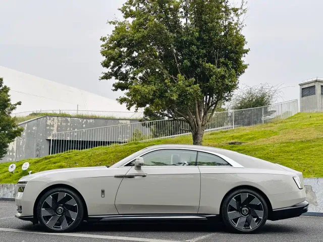 Rolls-Royce Spectre — Фото автомобиля 4