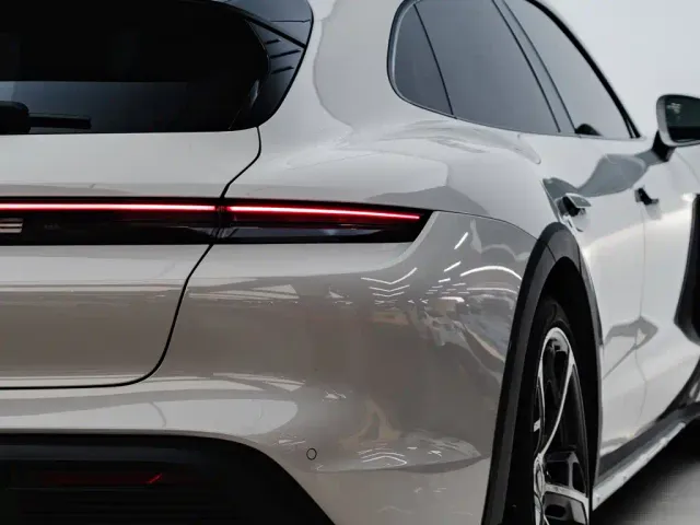 Porsche Taycan — Фото автомобиля 15
