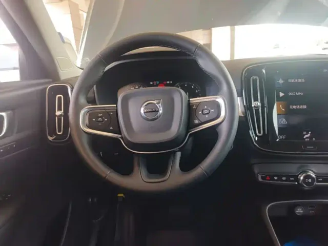 Volvo XC40 — Фото автомобиля 10