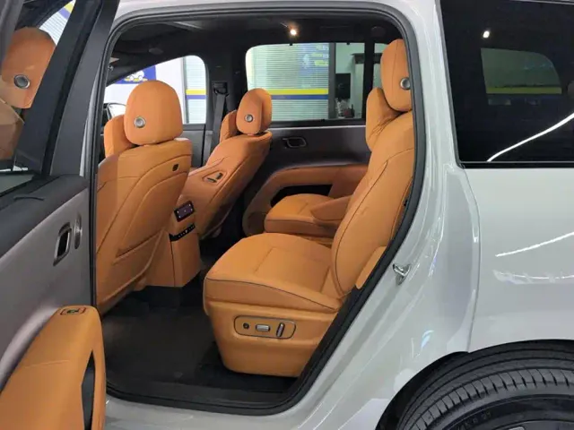 Li Auto i8 — Фото автомобиля 11