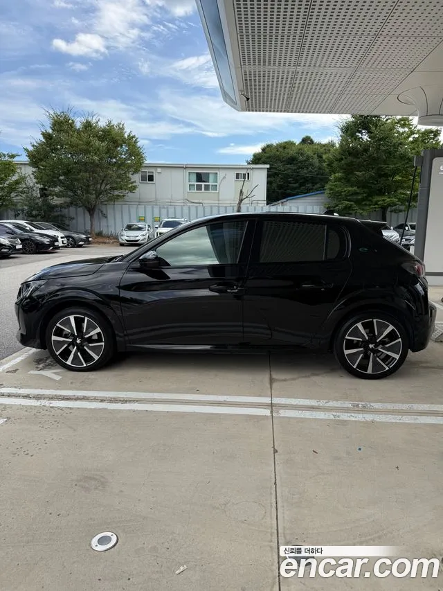 Peugeot 208 — Фото автомобиля 6