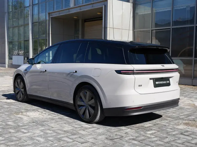 Li Auto i8 — Фото автомобиля 7