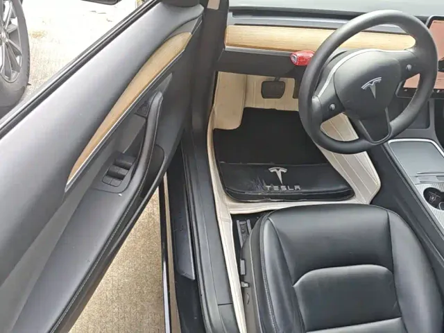 Tesla Model 3 — Фото автомобиля 15