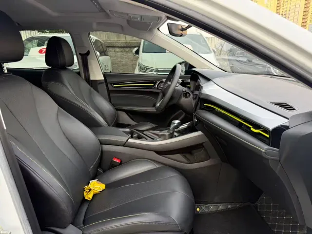 Roewe i5 — Фото автомобиля 8