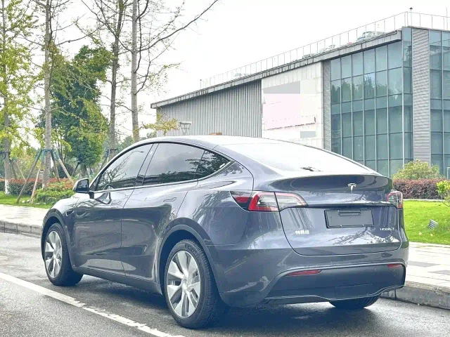 Tesla Model Y — Фото автомобиля 8