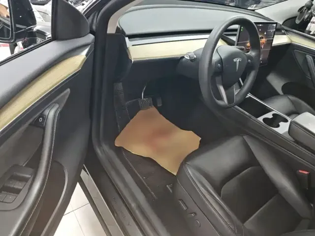 Tesla Model Y — Фото автомобиля 15
