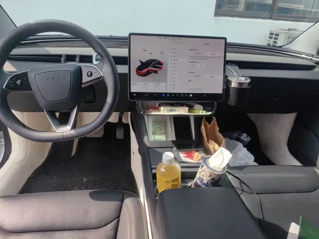 Tesla Model 3 — Фото автомобиля 5