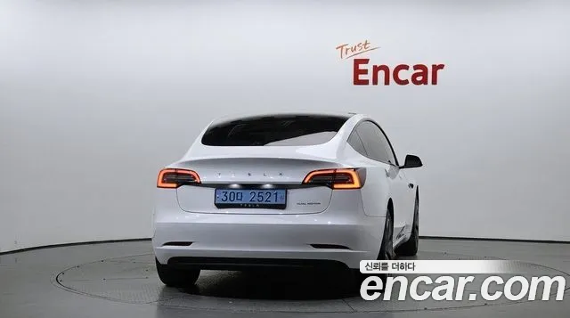 Tesla Model 3 — Фото автомобиля 4
