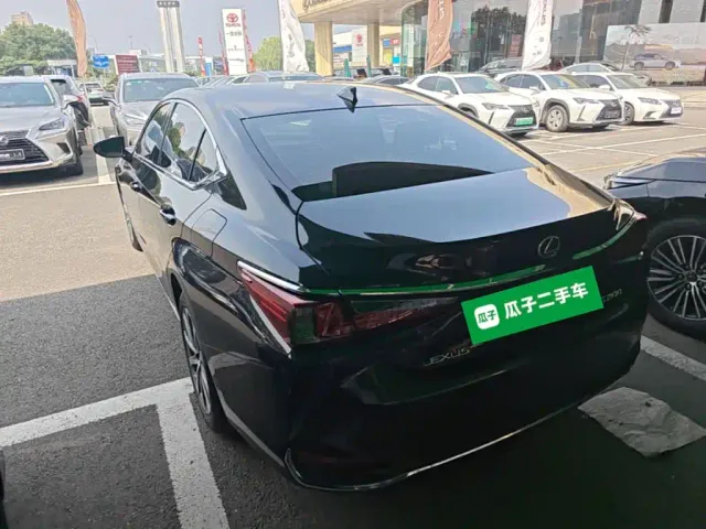 Lexus ES — Фото автомобиля 4
