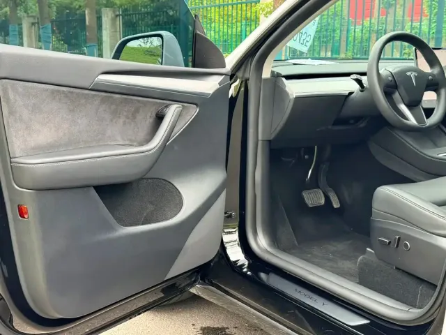 Tesla Model Y — Фото автомобиля 11