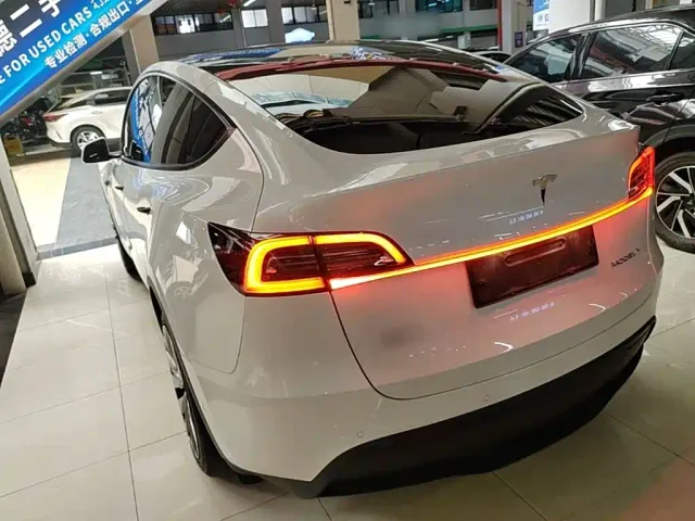 Tesla Model Y — Фото автомобиля 4