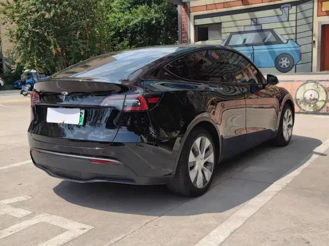 Tesla Model Y — Фото автомобиля 18