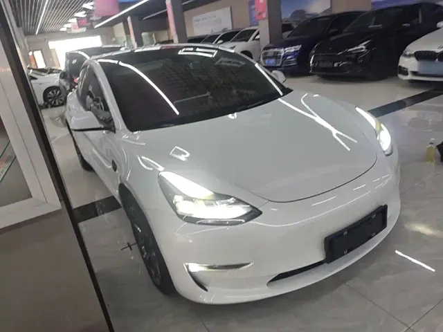Tesla Model 3 — Фото автомобиля 3