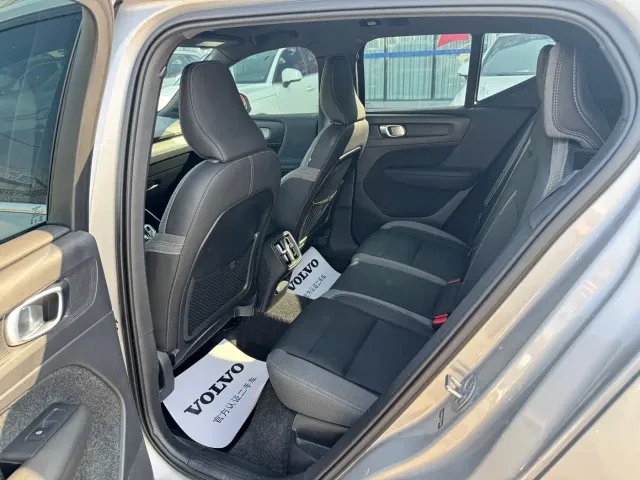 Volvo XC40 — Фото автомобиля 6
