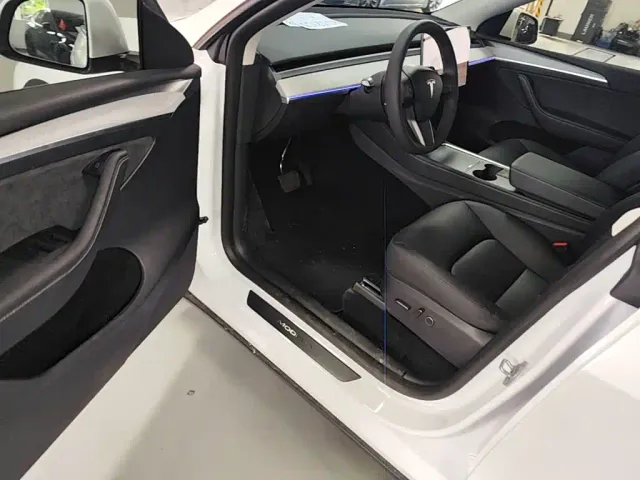 Tesla Model Y — Фото автомобиля 15