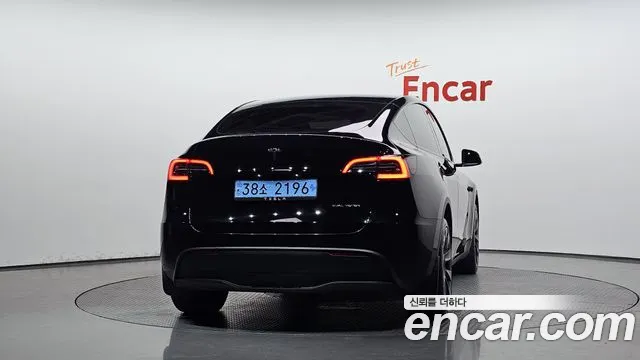 Tesla Model Y — Фото автомобиля 4