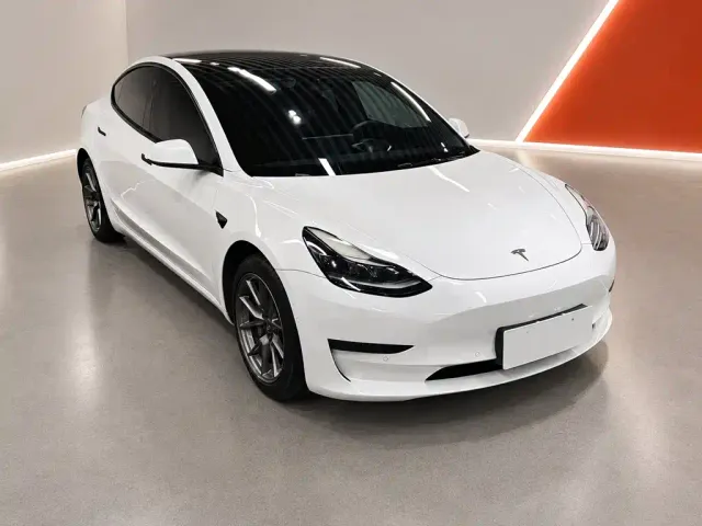 Tesla Model 3 — Фото автомобиля 3