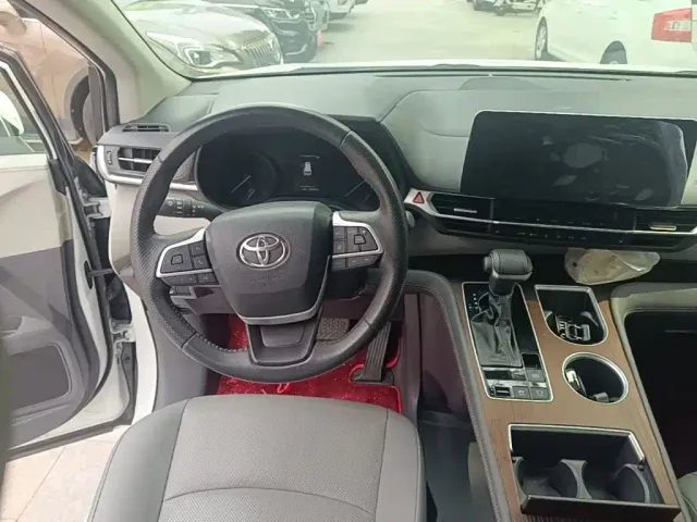 Toyota Sienna — Фото автомобиля 10
