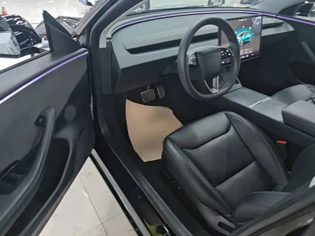 Tesla Model 3 — Фото автомобиля 14