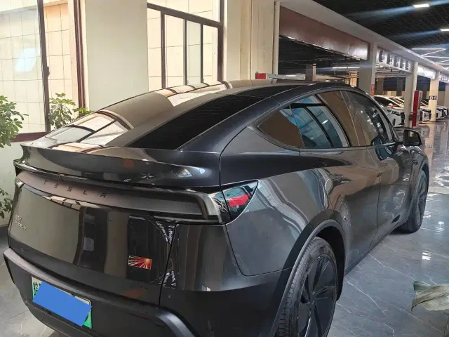 Tesla Model Y — Фото автомобиля 7