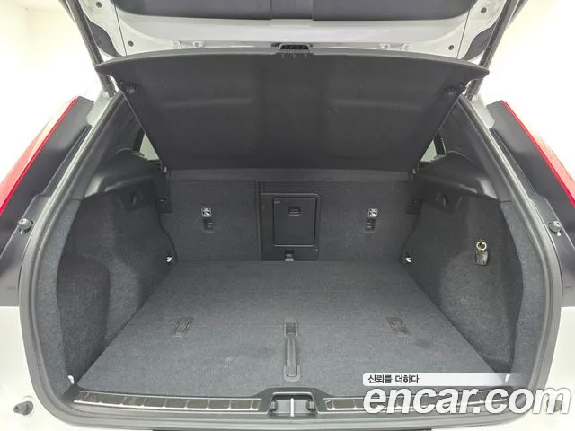 Вольво XC40 B4 Ultra Bright — Фото автомобиля 16