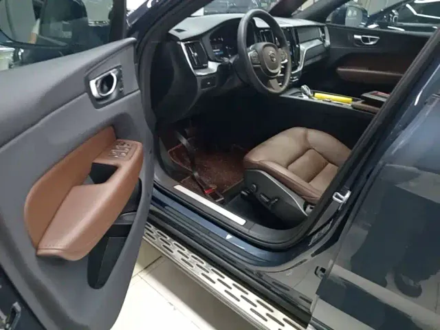 Volvo XC60 — Фото автомобиля 14