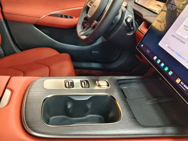 Xiaomi SU7 — Фото автомобиля 8