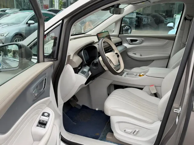 Roewe iMAX8 — Фото автомобиля 5