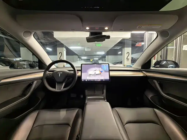 Tesla Model 3 — Фото автомобиля 23