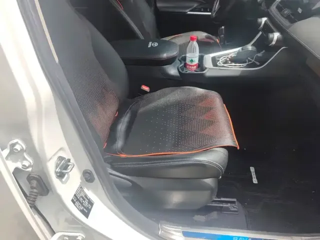 Toyota RAV4 — Фото автомобиля 8