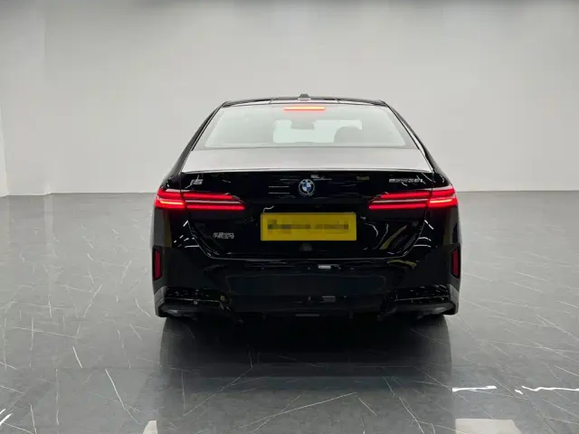 BMW i5 — Фото автомобиля 5