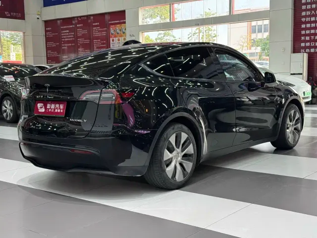 Tesla Model Y — Фото автомобиля 6