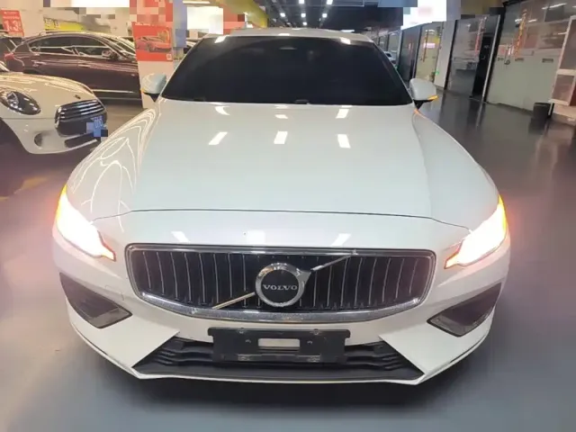 Volvo S60 — Фото автомобиля 2