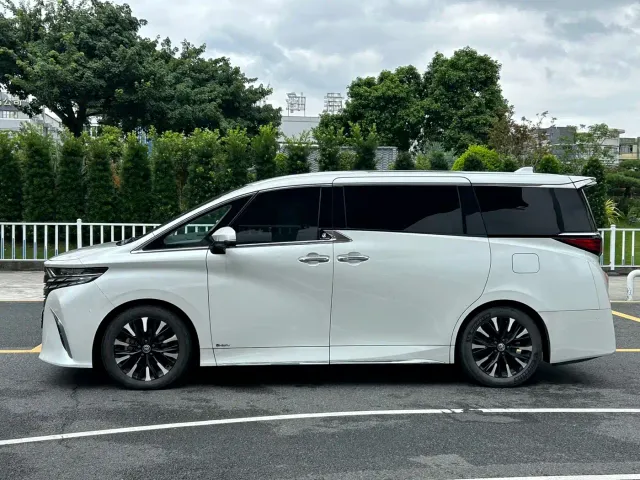 Toyota Alphard — Фото автомобиля 2