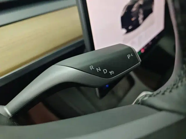 Tesla Model Y — Фото автомобиля 13