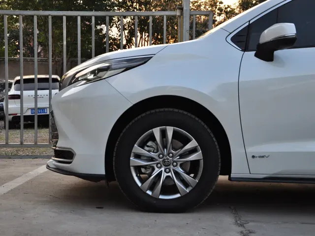 Toyota Sienna — Фото автомобиля 16