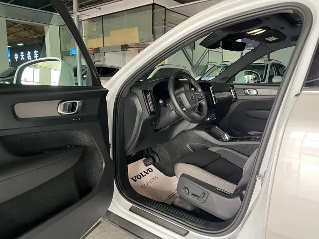 Volvo XC40 — Фото автомобиля 8