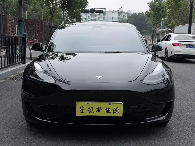 Tesla Model 3 — Фото автомобиля 2