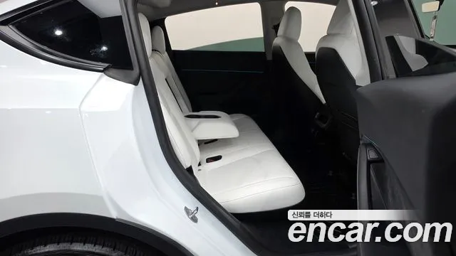 Tesla Model Y — Фото автомобиля 17
